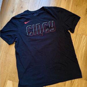 Nike Elly De La Cruz Cincinnati Reds Black and Red Tee Large